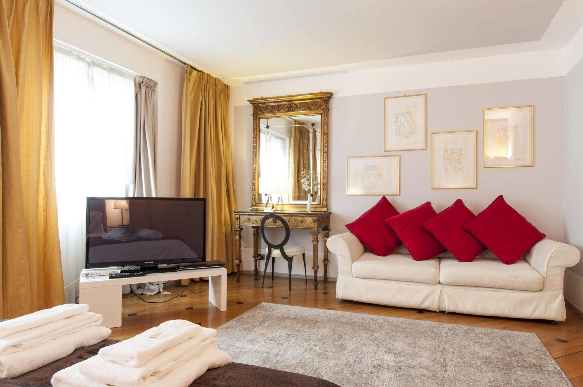 Milan Royal Suites Экстерьер фото